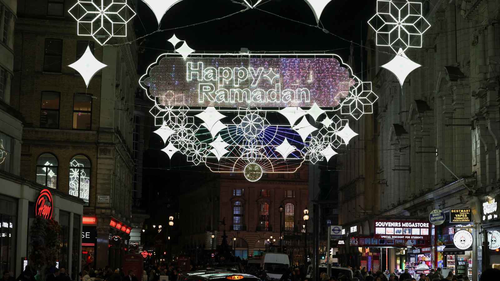 أول عاصمة غربية تُضيء "أنوار رمضان" (فيديو)