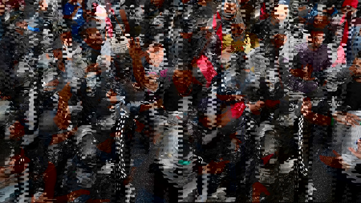 اشتعال الاحتجاجات في المدن اللبنانية يهدئ المخيمات الفلسطينية