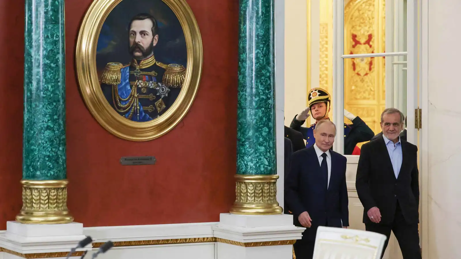 دبلوماسي روسي: لقاء بوتين وبزشكيان في الصين توزيع للأدوار "ضد الترويكا"