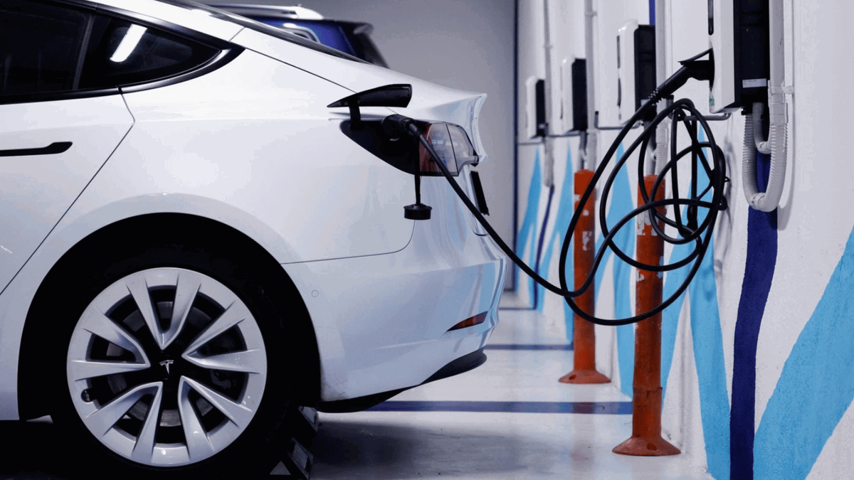 10 دقائق شحن فقط.. بطارية تشغّل سيارة كهربائية لـ600 كيلومتر