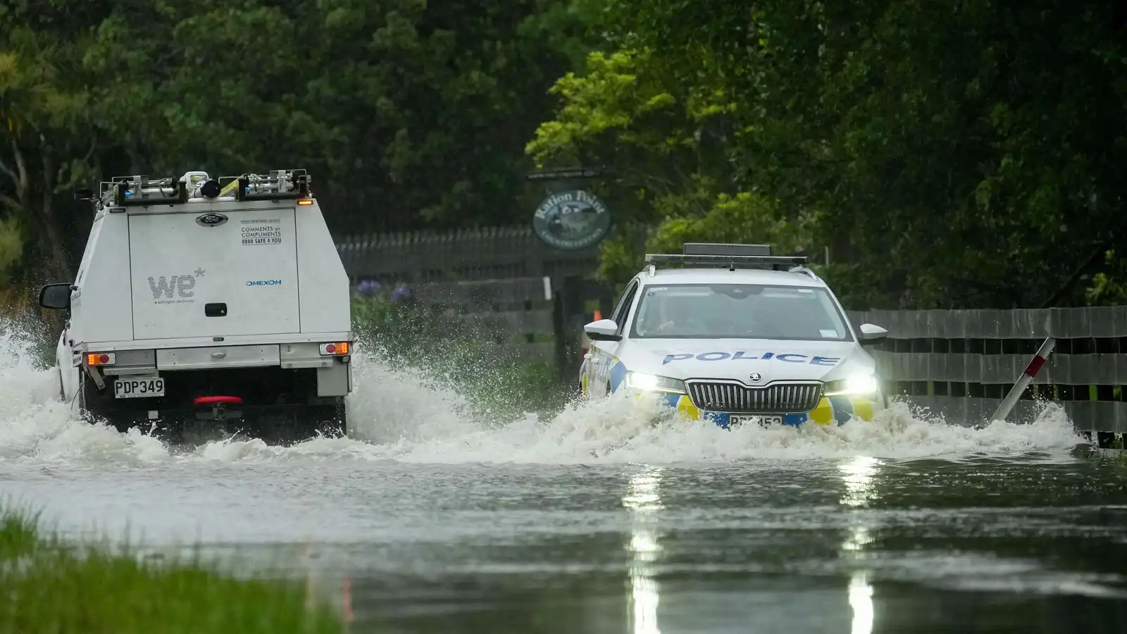 عطّلت الرحلات وقطعت الكهرباء.. عاصفة شديدة تضرب نيوزيلندا (فيديو)