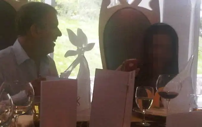 الأمير السابق مع امرأة مجهولة الهوية