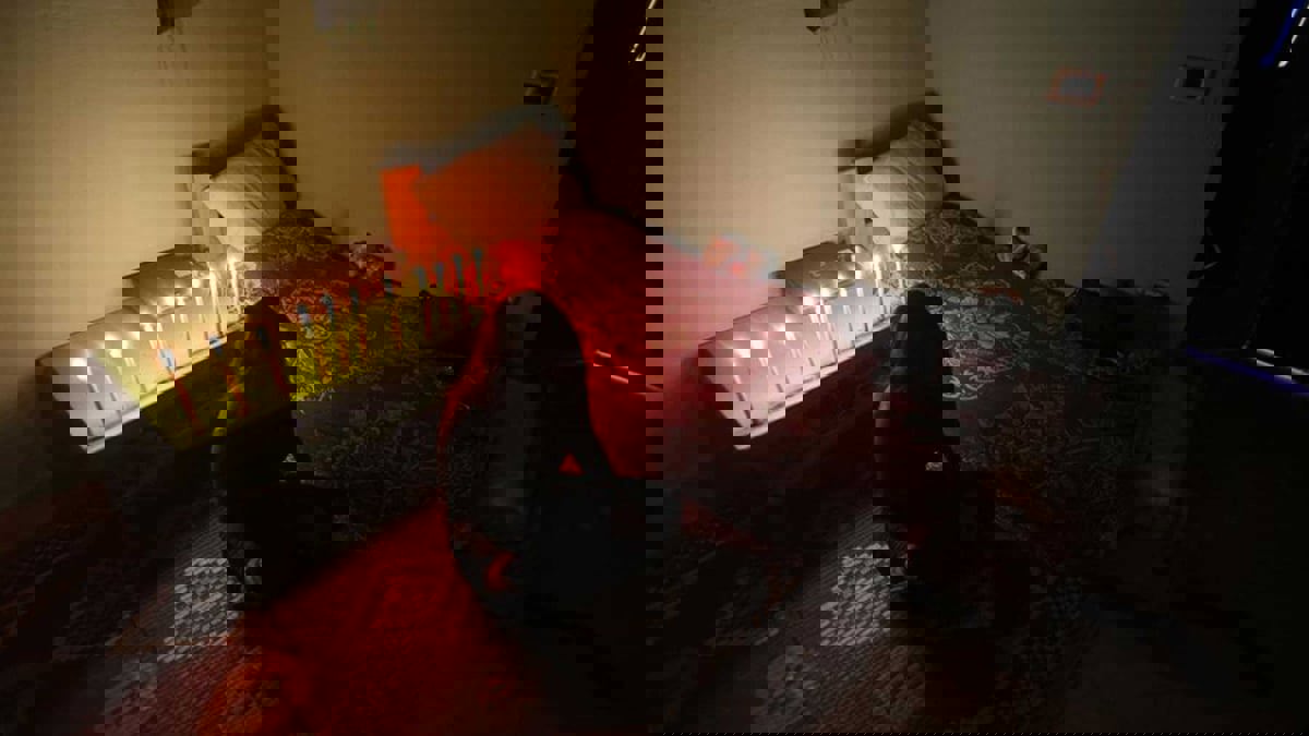 رجل يطرد زوجته وأطفاله من الشقة لسبب لا يصدق