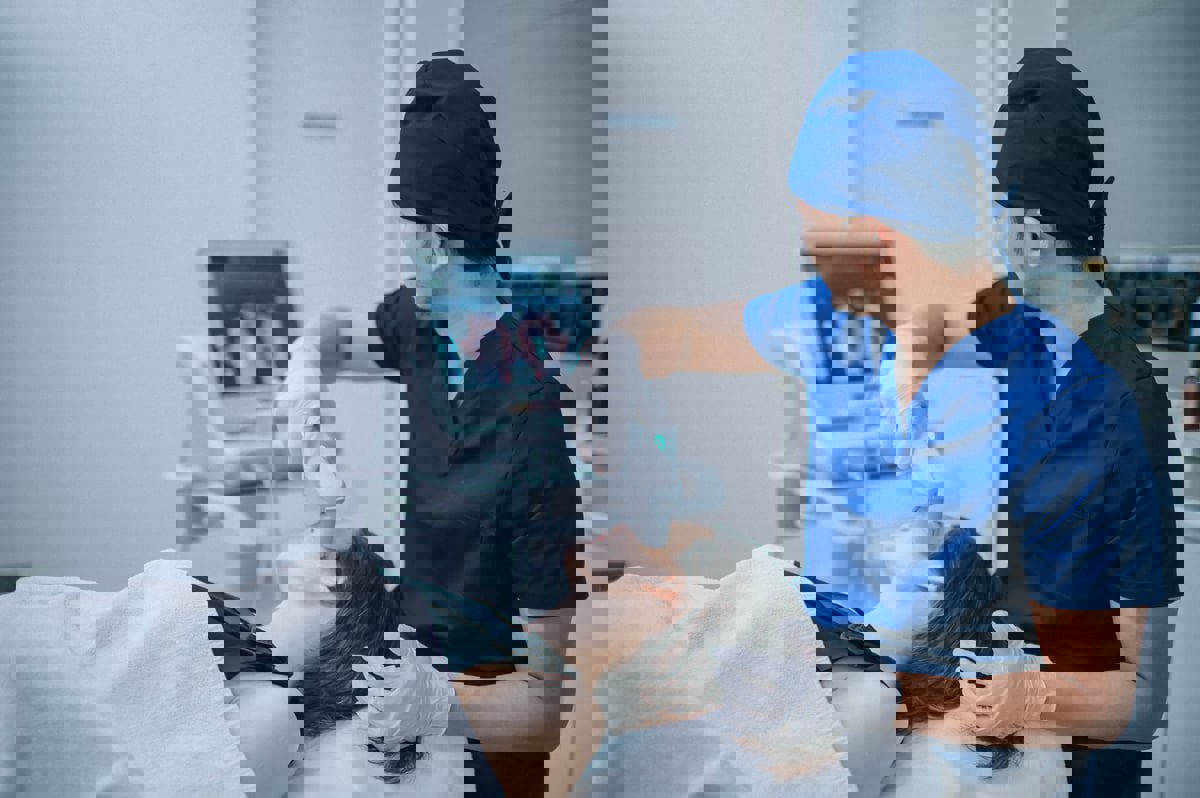 لا يمتلك شهادة.. منتحل صفة طبيب تجميل يجري عمليات "ناجحة" في العراق  