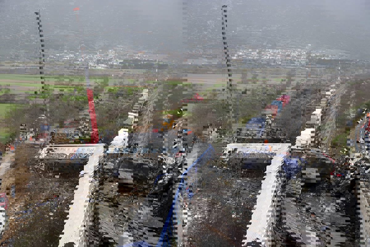 رئيس الوزراء اليوناني: حادث تصادم القطارين نجم عن "خطأ بشري مأساوي"