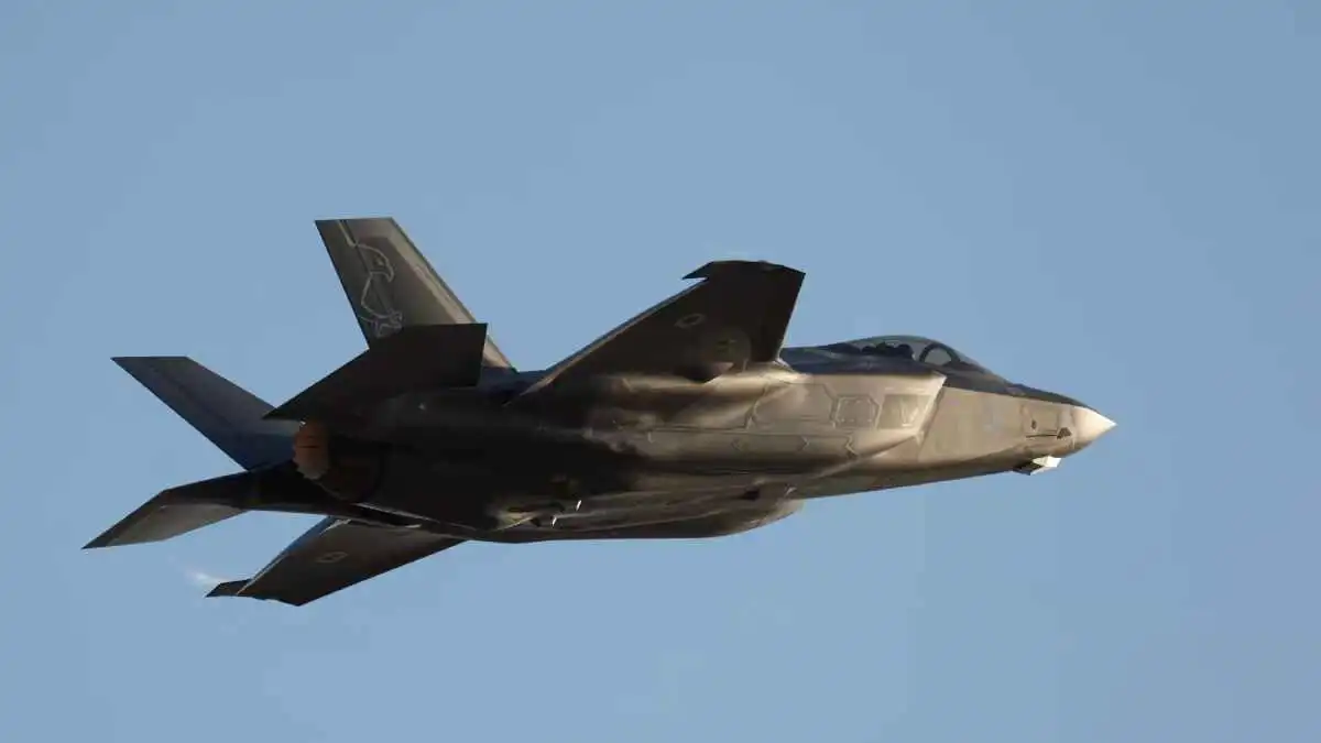 الجيش الإسرائيلي يشن غارات متزامنة على إيران وحزب الله (فيديو)