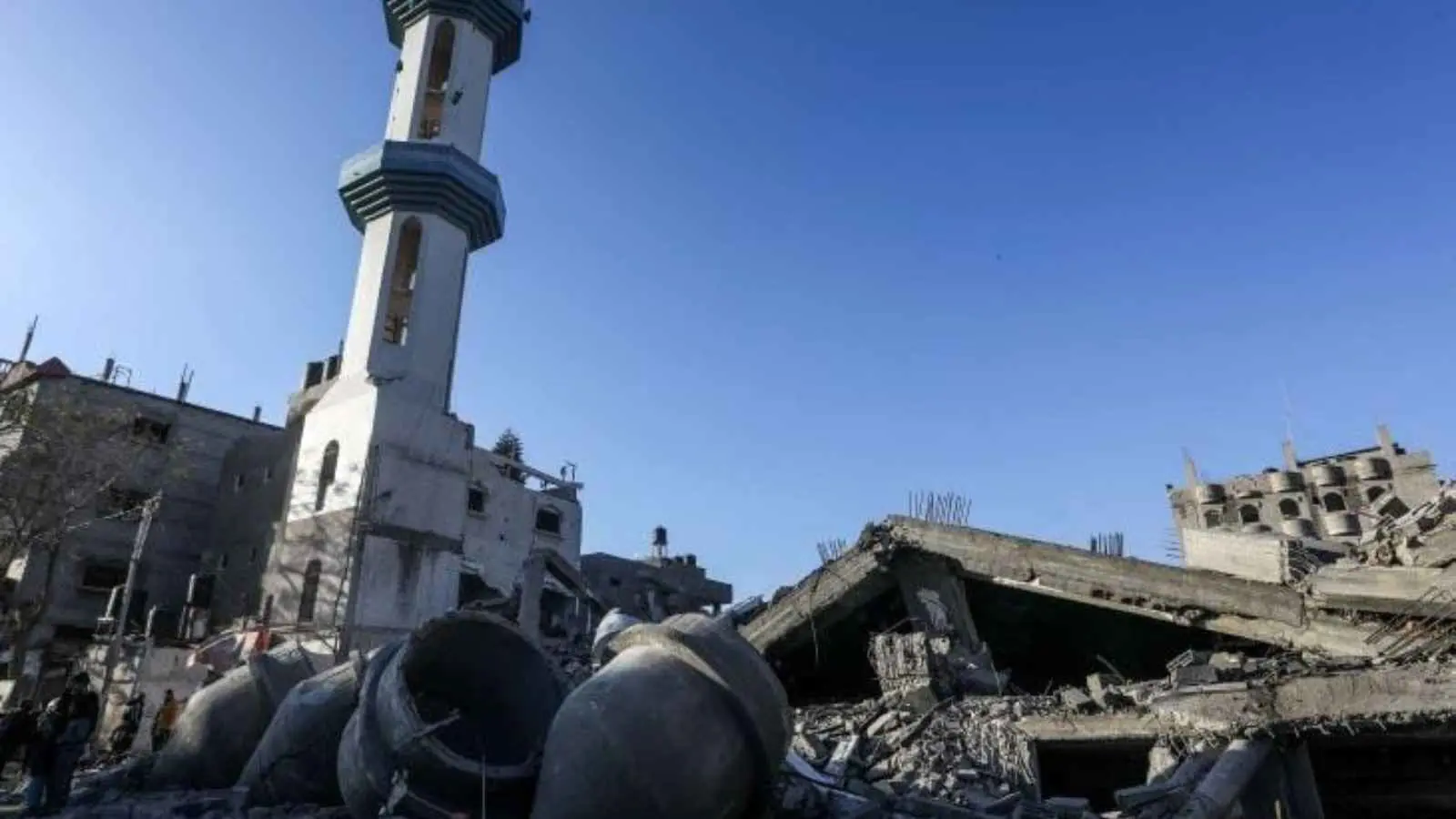 مسيّرة إسرائيلية تحاصر مسجدا في رفح وتثير رعب المصلين (فيديو)