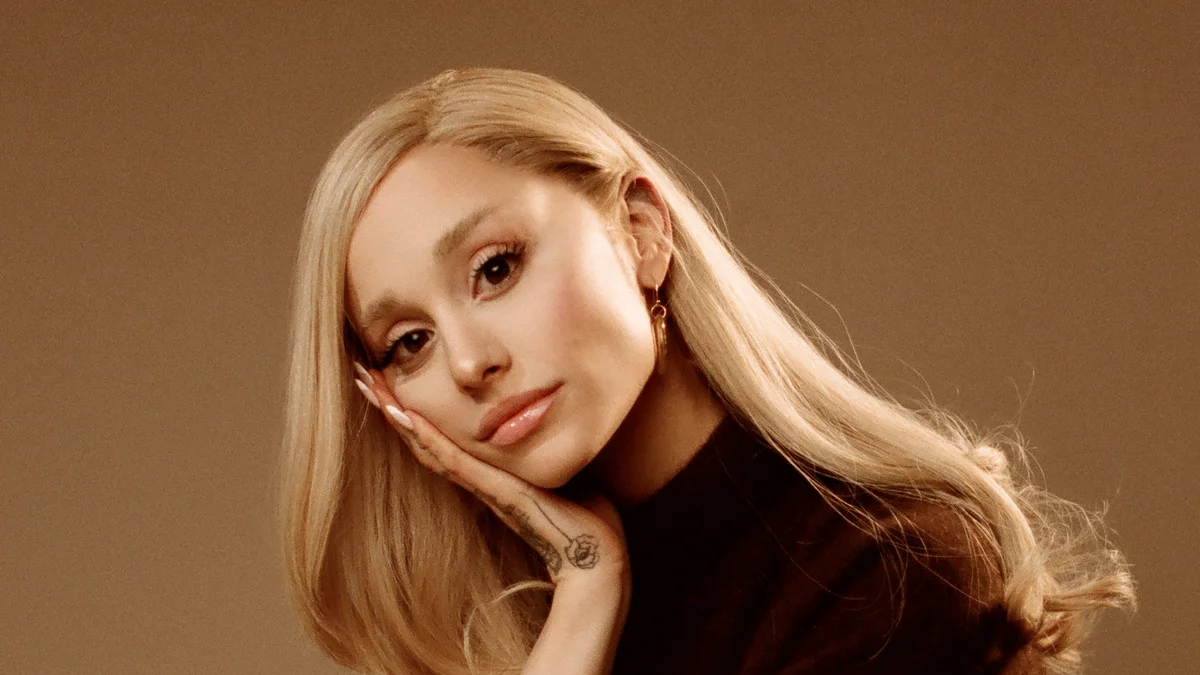 أريانا غراندي تحقق حلم أصغر معجبة مصابة بالسرطان (فيديو)