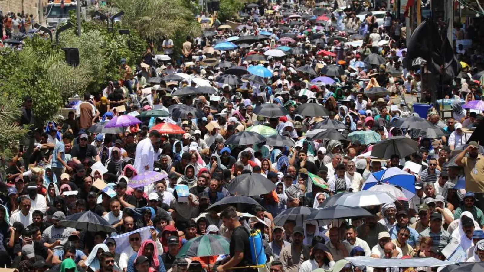 أنصار التيار الصدري يتظاهرون في العراق تأييداً لإيران (فيديو)