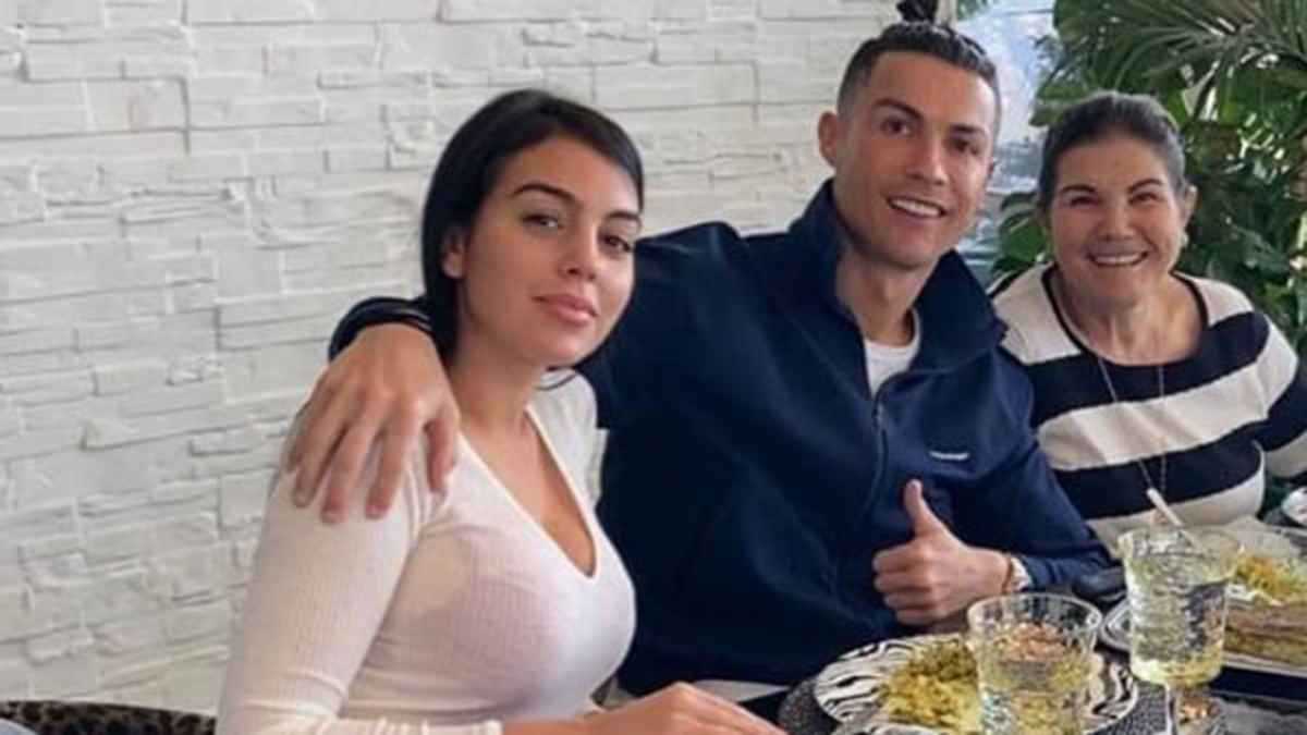 سلوك أثار ضجة هائلة.. لماذا تجاهلت والدة رونالدو وشقيقتاه أنباء زواجه؟