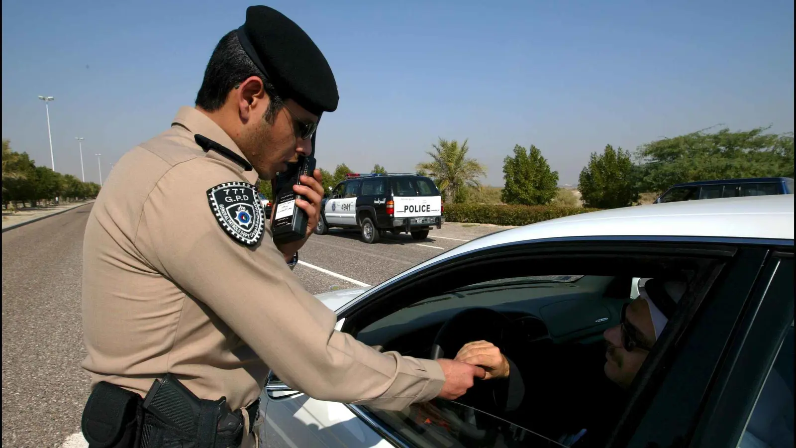 سائق متهور يدهس ضابطا كويتيا حاول إيقافه (فيديو)