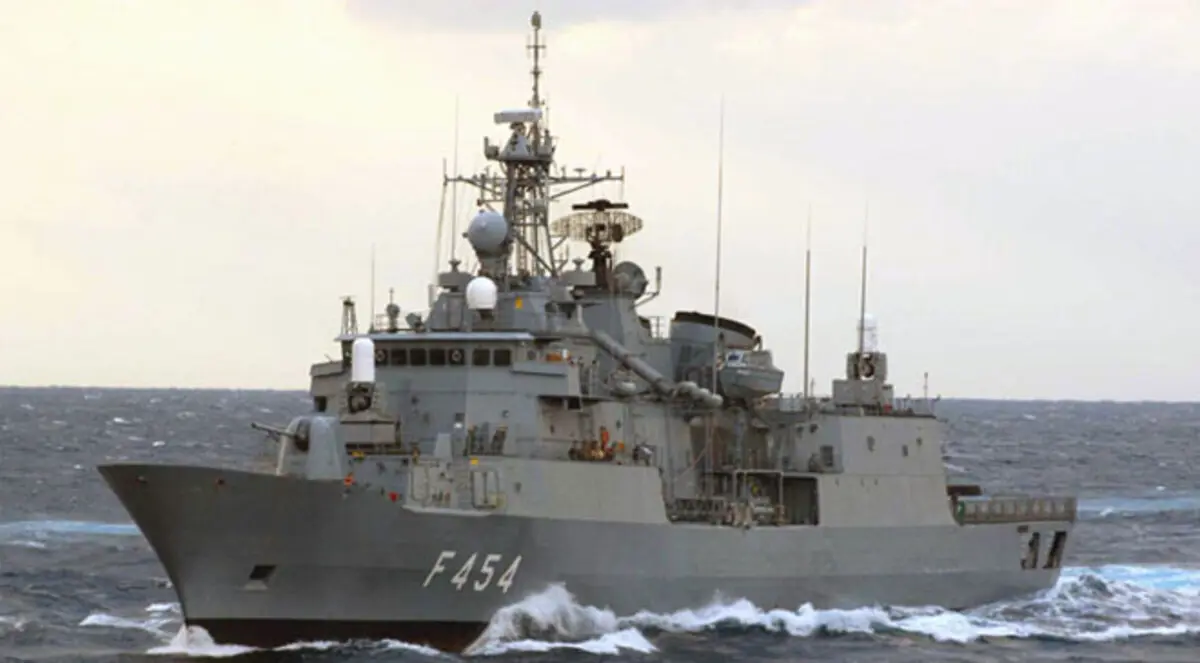 اليونان تجلي دبلوماسييها ورعايا أجانب من ليبيا