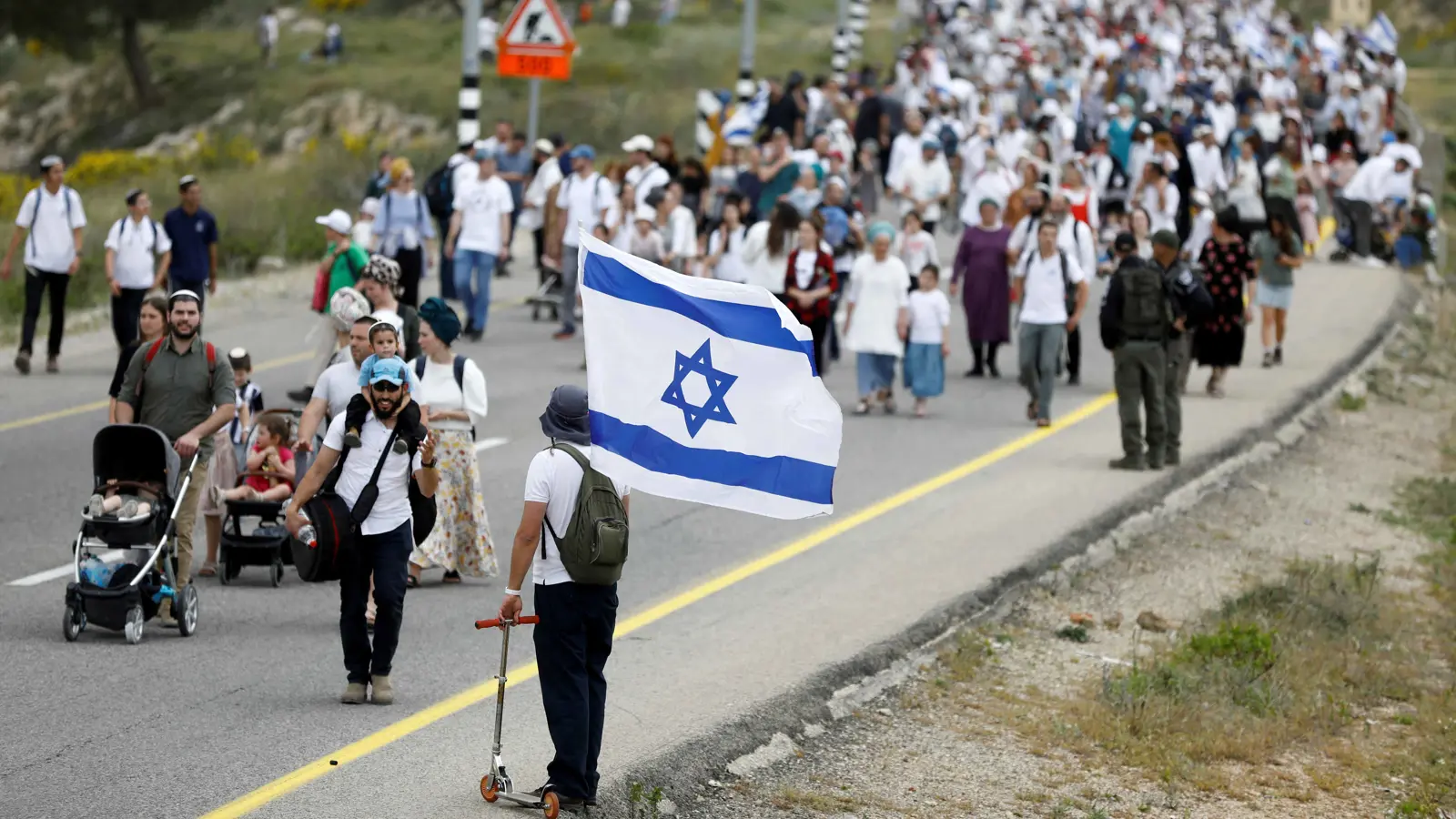 المستوطنون يحتفلون بإعلان الجيش الإسرائيلي الضفة "منطقة حرب"