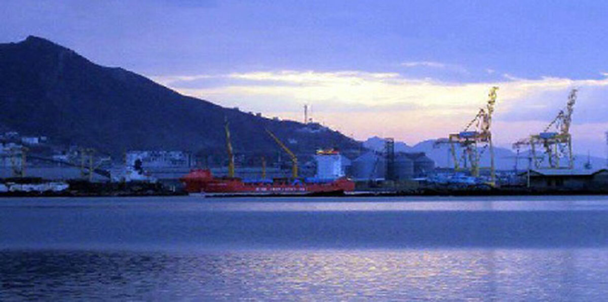 مسلحون يهاجمون البوابة الغربية لميناء عدن