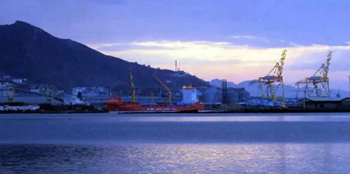 مسلحون يهاجمون البوابة الغربية لميناء عدن