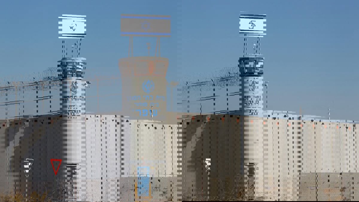 الأسرى الفلسطينيون في سجن عسقلان يبدأون إضرابا عن الطعام