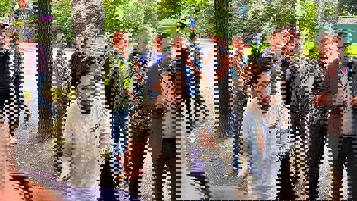 شاب عربي يعدل عن حرق نسخة من التوراة أمام سفارة إسرائيل بستوكهولم