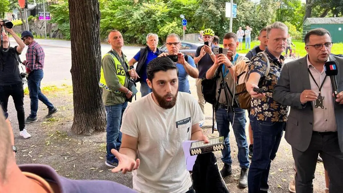 شاب عربي يعدل عن حرق نسخة من التوراة أمام سفارة إسرائيل بستوكهولم