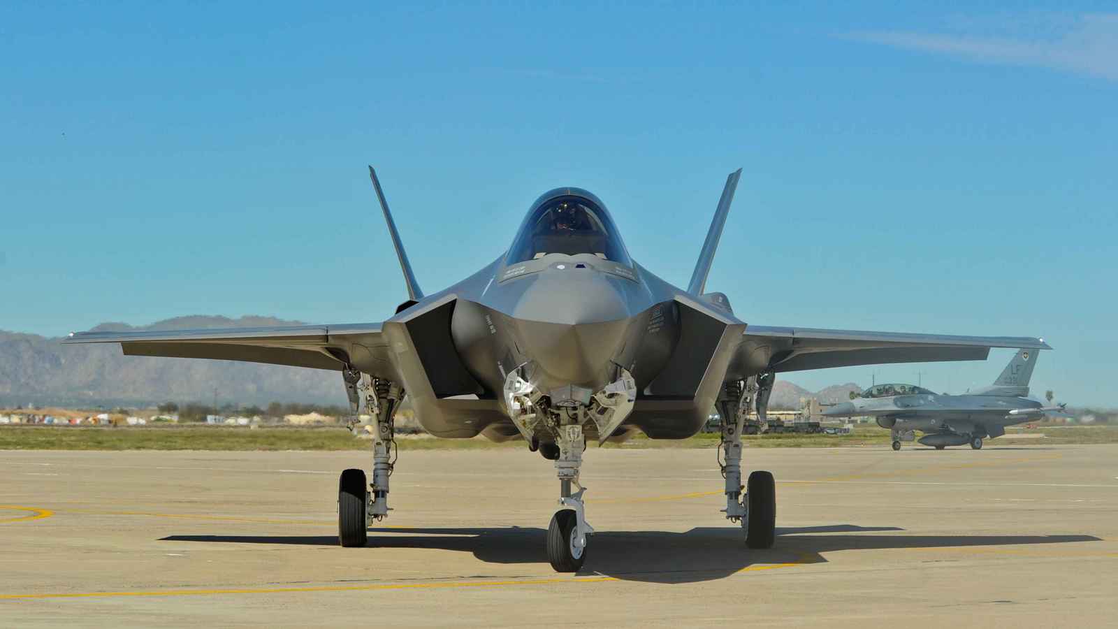 بريطانيا تشتري مقاتلات قادرة على حمل أسلحة نووية