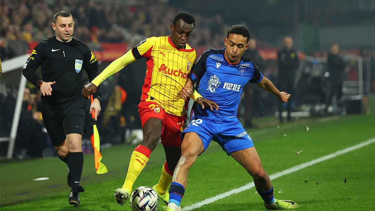 أول رد من وكيل سعود عبد الحميد حول عرضي نيوكاسل وإيفرتون 