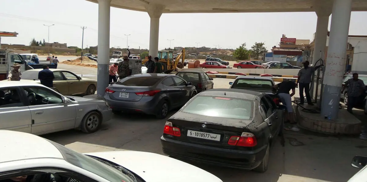 أزمة وقود تشل حركة المركبات في طرابلس الليبية