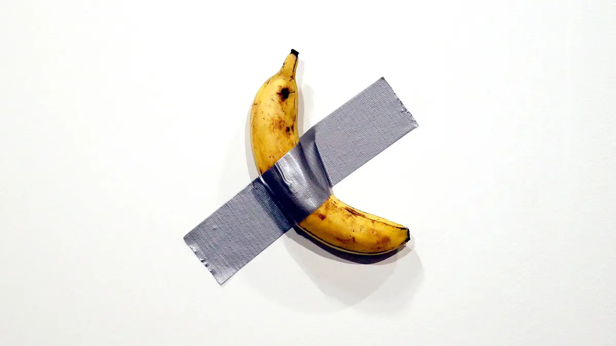 فنان يأكل الموزة التي بيعت بـ120 ألف دولار (فيديو)