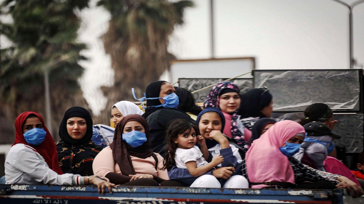 "كمامات كورونا".. عبء جديد يثقل كاهل المصريين وسط مصاعب اقتصادية