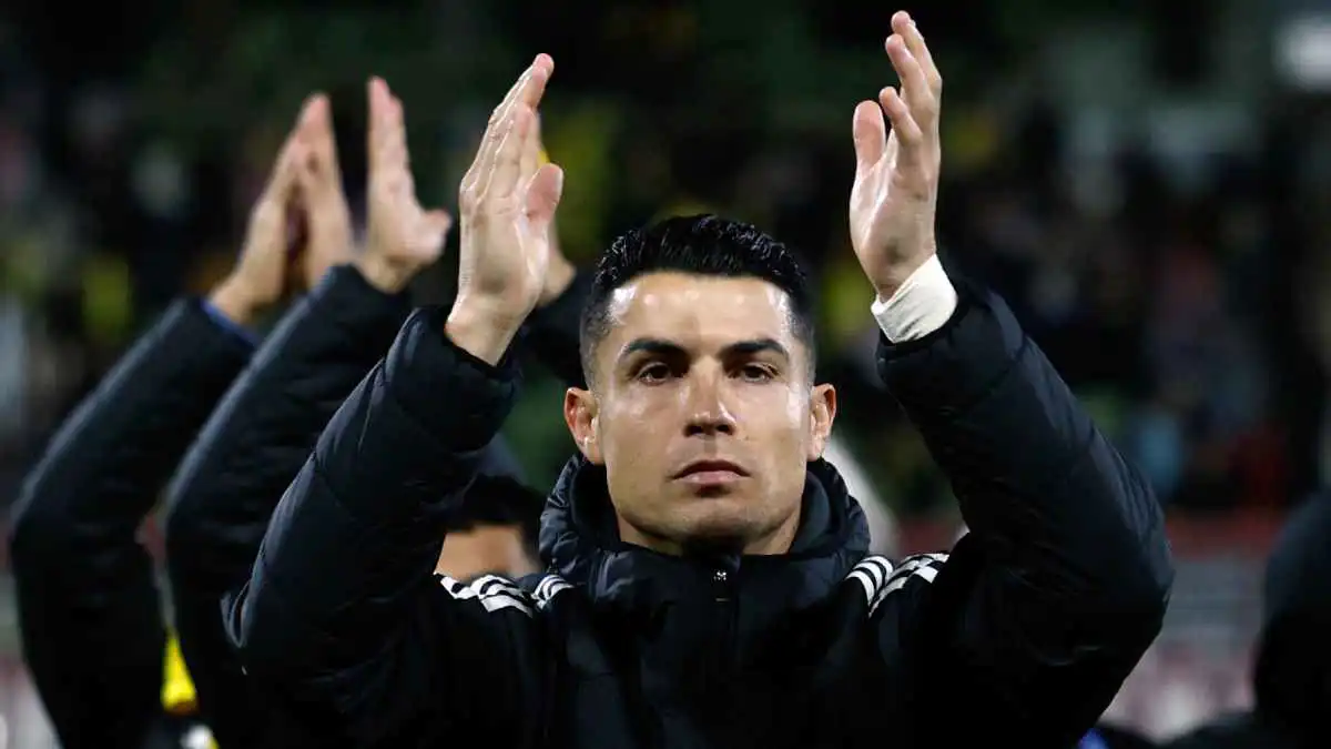 لقطة اليوم.. كريستيانو رونالدو يقلّد مشية موظف النصر السعودي (فيديو)