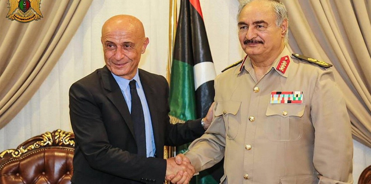 ما أهداف زيارة وزير الداخلية الإيطالي للمشير حفتر؟