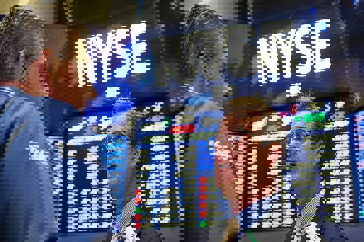 "وول ستريت" تغلق منخفضة متأثرة بتراجع أبل‎