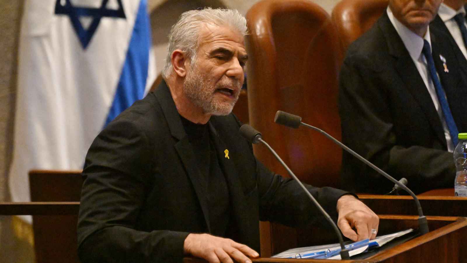 لابيد: نتنياهو يبيع دماء جنوده لكسب شركائه السياسيين