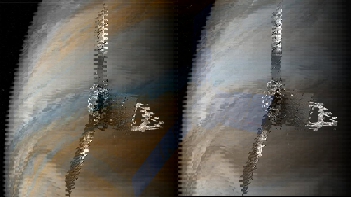 لأول مرة.. مسبار "جونو" يلتقط صورًا مذهلة للقمر الجليدي