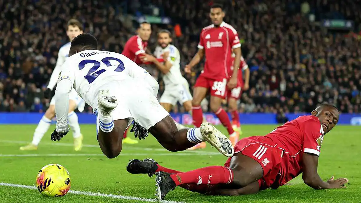 يتواجد دائما في موقع الجريمة.. سلوت يحرج نجم ليفربول أمام الجميع