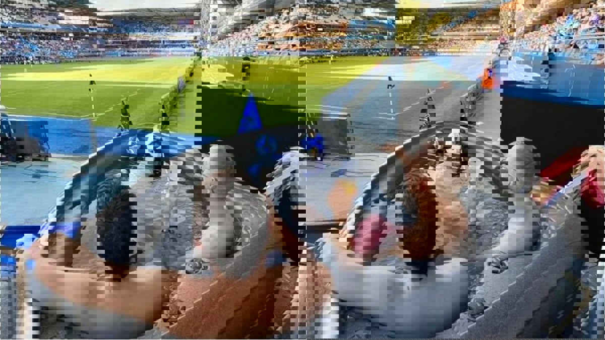 ما قصة "التشجيع من الجاكوزي" خلال مباراة تروا ورين في الدوري الفرنسي؟ (صور)