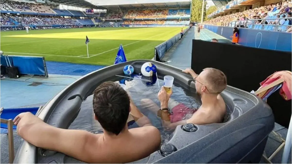 ما قصة "التشجيع من الجاكوزي" خلال مباراة تروا ورين في الدوري الفرنسي؟ (صور)