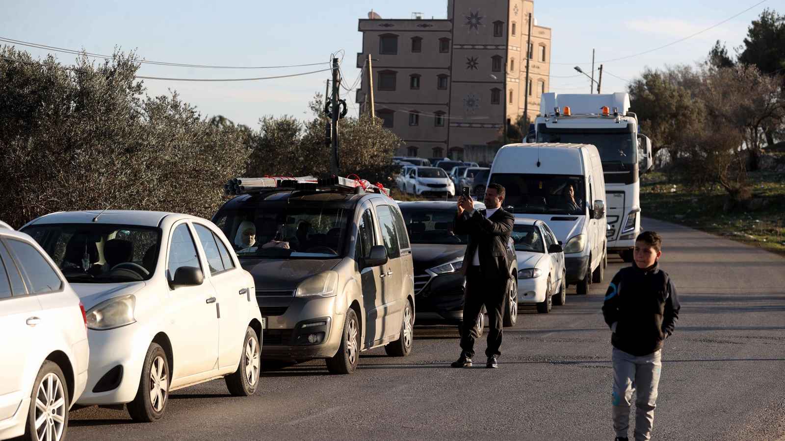 حواجز إسرائيلية تعرقل حركة الفلسطينيين في الضفة الغربية (فيديو)