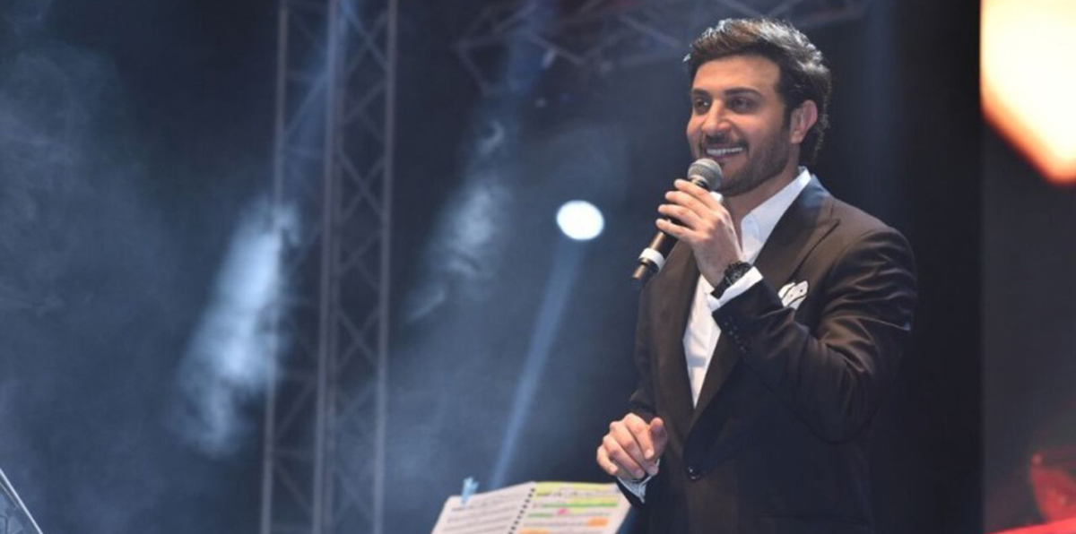 السعودية.. فتاة منقبة تحضن الفنان ماجد المهندس (فيديو)