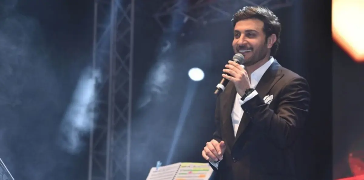 السعودية.. فتاة منقبة تحضن الفنان ماجد المهندس (فيديو)