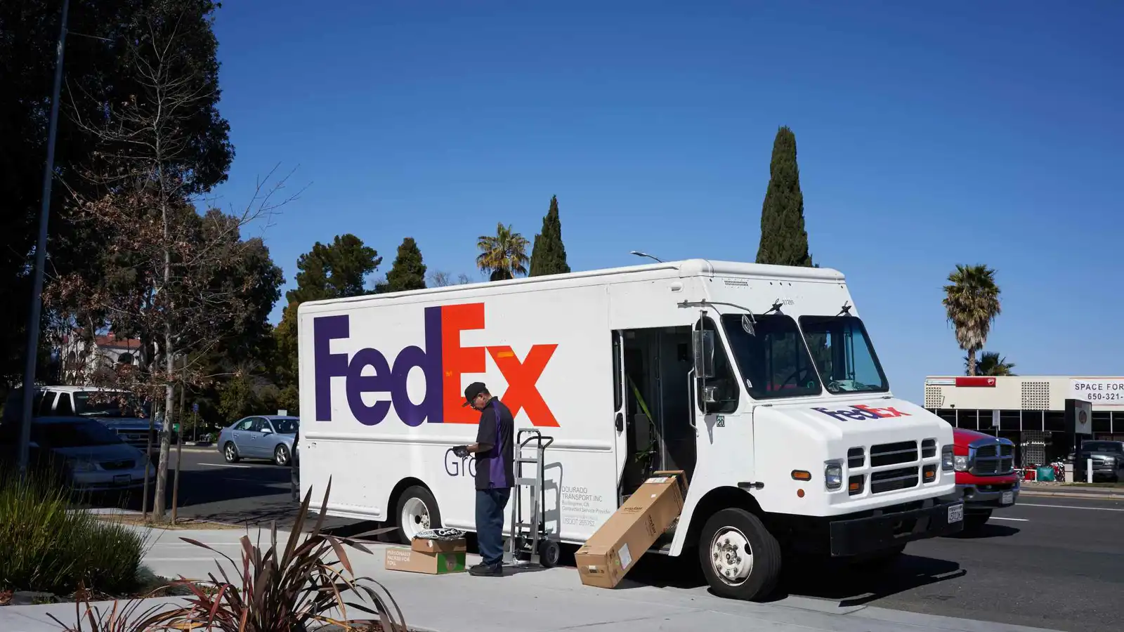 سائق فيديكس يسرق طرودًا بقيمة 62 ألف دولار في أمريكا