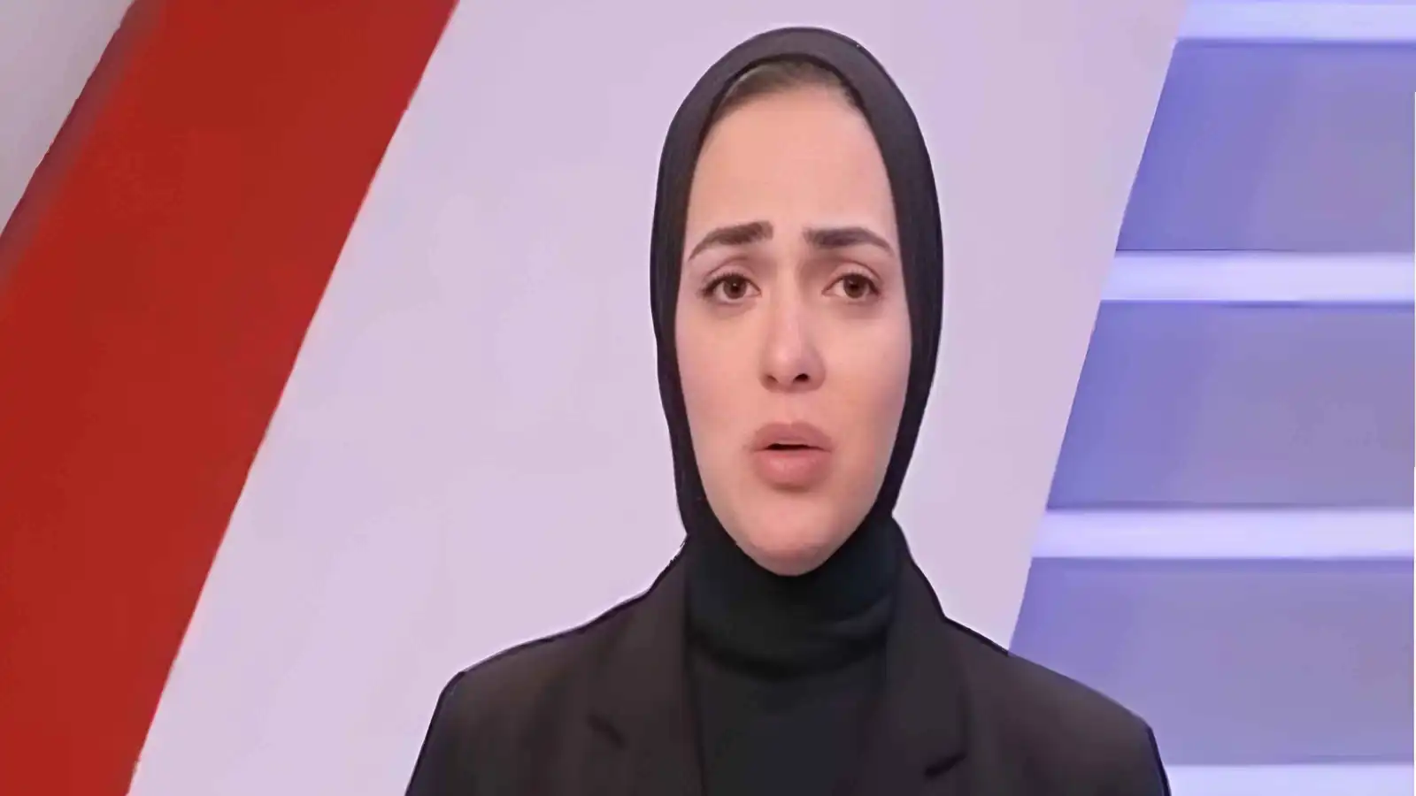 بكاء وانهيار مذيعة قناة الزمالك في وداع محمد صبري (فيديو)