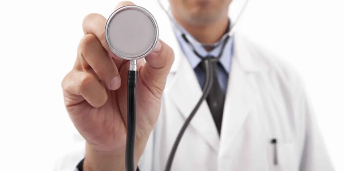 أسرة مصرية تفاجأ بعد وفاة طفلتها بحقيقة عمل "الطبيب" المعالج