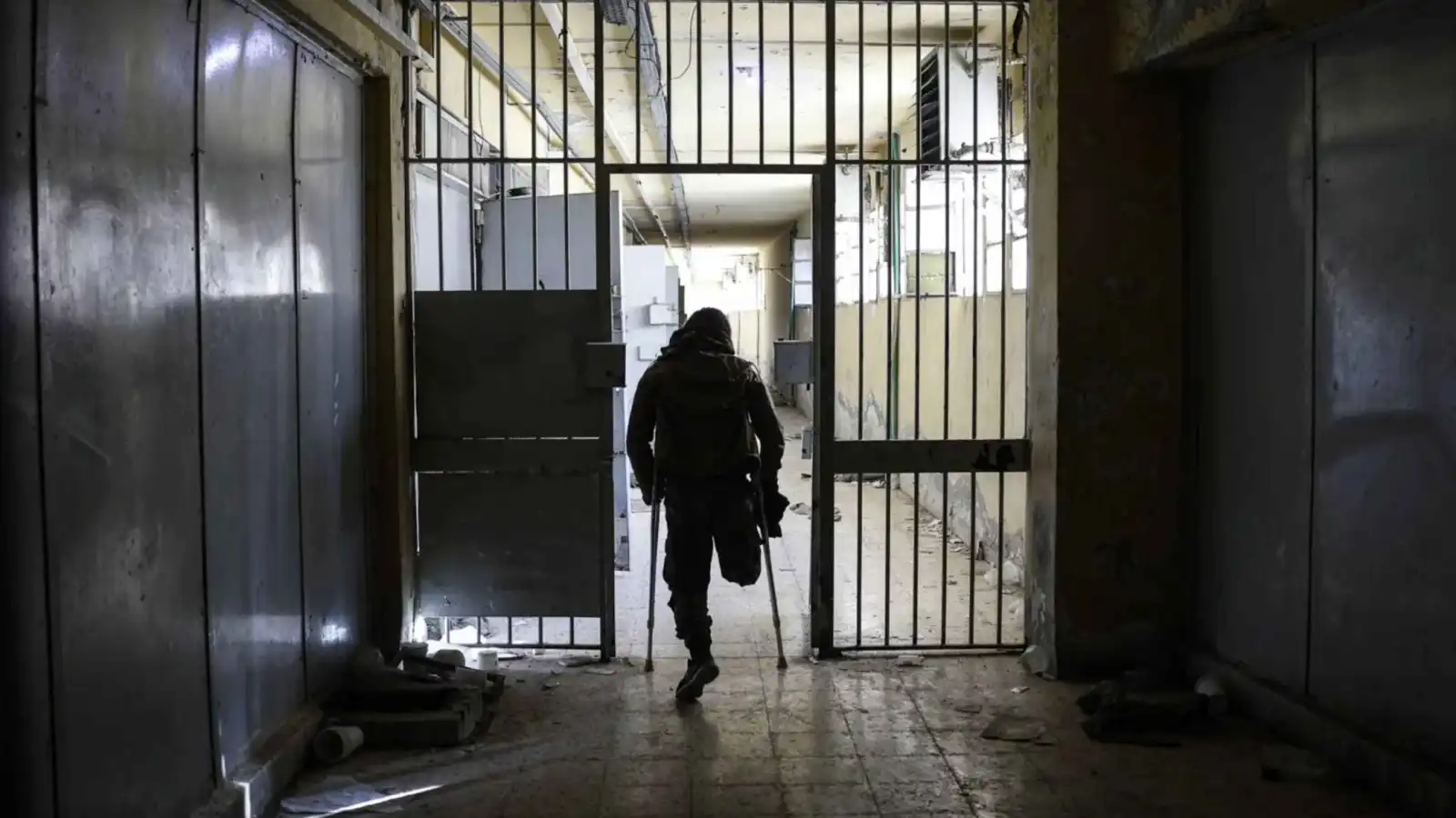 بعد سنوات من اختفائه.. أم سورية تتعرف على رفات ابنها من صورة في جيبه