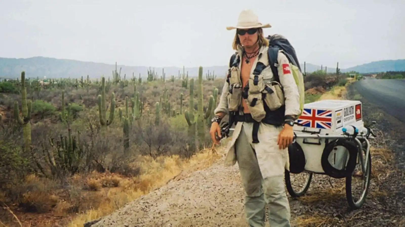 مستكشف يختتم أطول رحلة فردية سيراً على الأقدام حول العالم (فيديو)