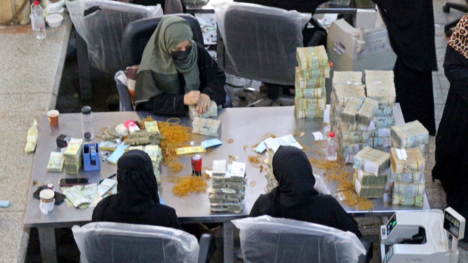 ضربة موجعة للحوثيين.. أقدم بنوك اليمن يعود إلى كنف الشرعية