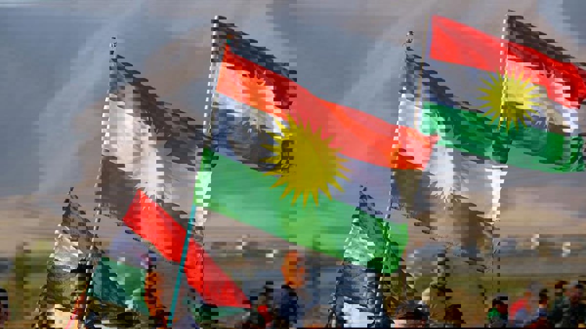 إيران تعتقل صبيًا في كرمنشاة بسبب علم كردستان