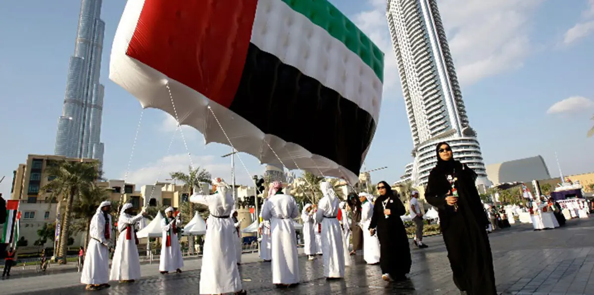 سعودي يحتفل باليوم الوطني الإماراتي على طريقته الخاصة (صورة)