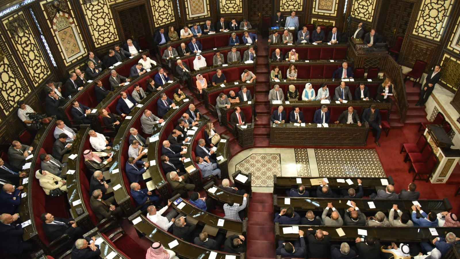 جدل التمثيل والثلث الرئاسي يشعلان مناقشات تشكيل "برلمان سوري"