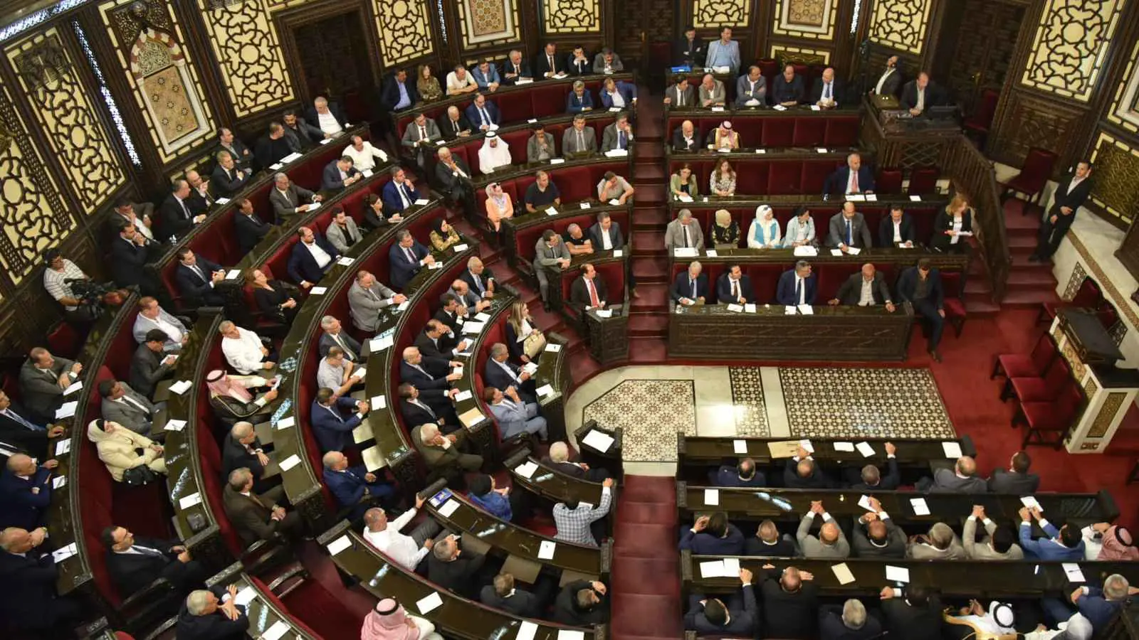 جدل التمثيل والثلث الرئاسي يشعلان مناقشات تشكيل "برلمان سوري"