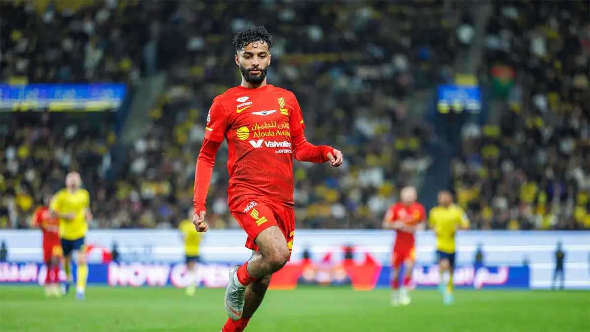 الهلال ينقض على نجم القادسية 