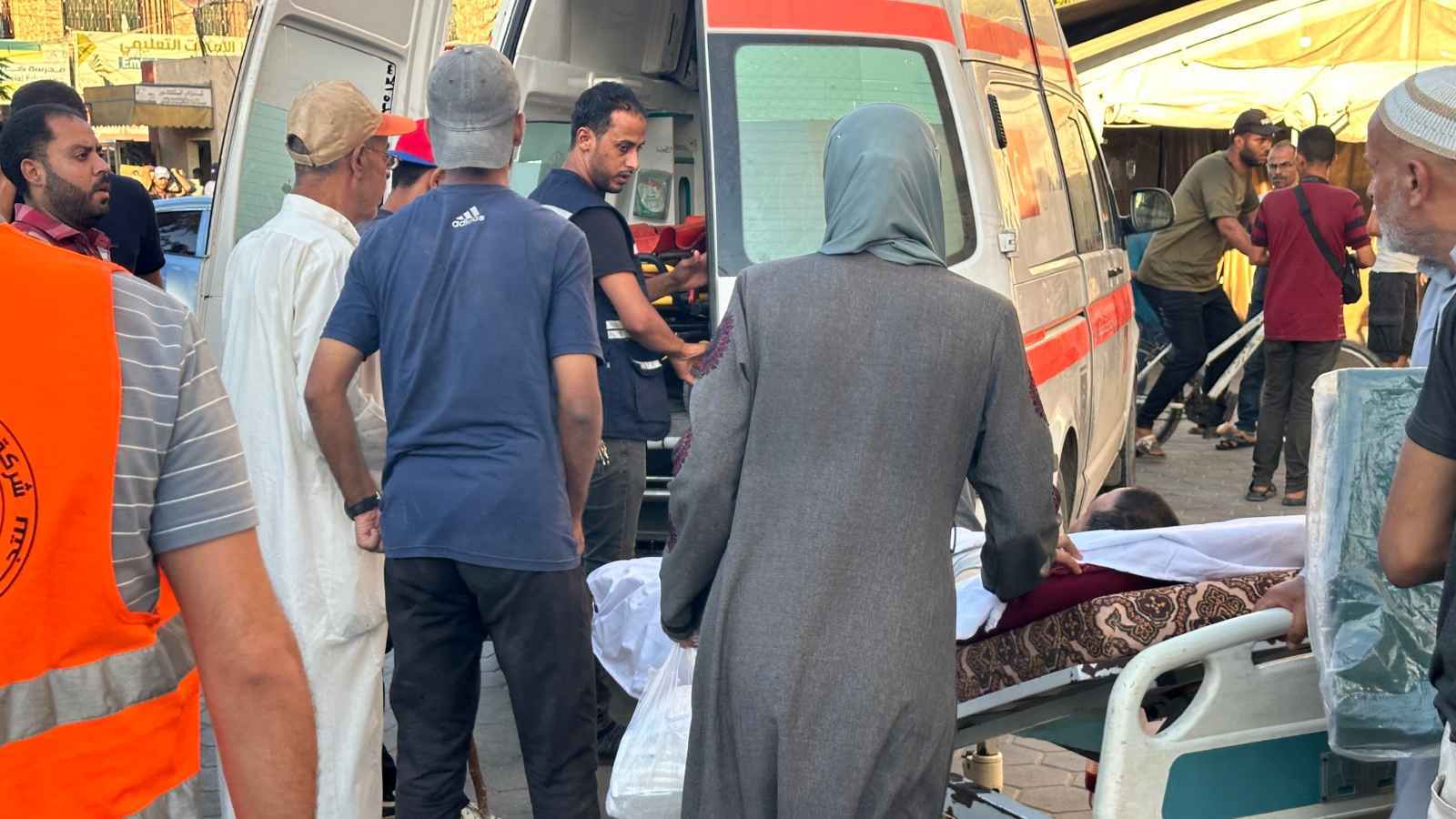 موقف صادم.. مسعف في غزة يتفاجأ بمقتل والدته بقصف إسرائيلي